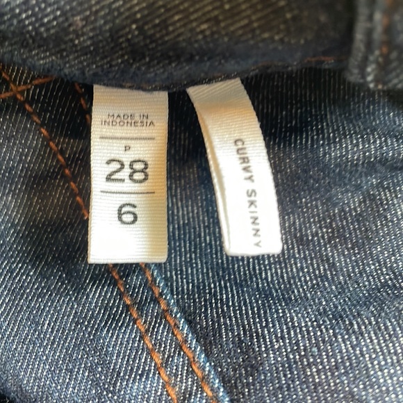 Woman’s Loft Curvy Skinny Jeans - Picture 7 of 8